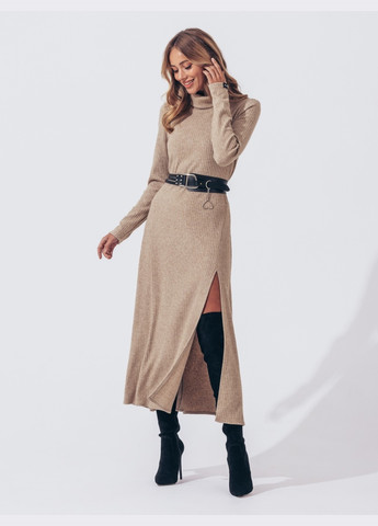 Бежевое утеплённое платье-миди с разрезом на ноге бежевое Dressa