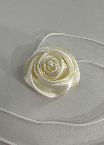 Чокер на шию Бутон Троянди молочний з атласу на замшовому шнурку No Brand (270365606)