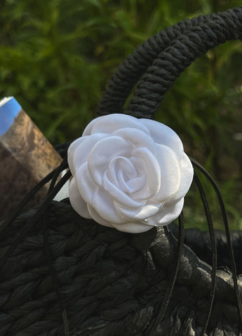 Чокер на шию Троянда біла з атласу на замшовому шнурку No Brand (270365571)
