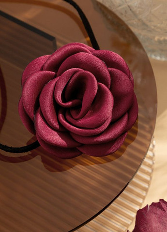 Чокер на шию Троянда бордова з атласу на замшовому шнурку No Brand (270365581)