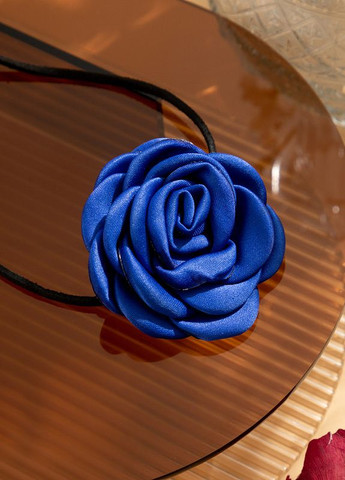 Чокер на шию Троянда синя з атласу на замшовому шнурку No Brand (270365592)