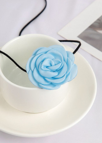Чокер на шию Троянда блакитна з атласу на замшовому шнурку No Brand (270365615)