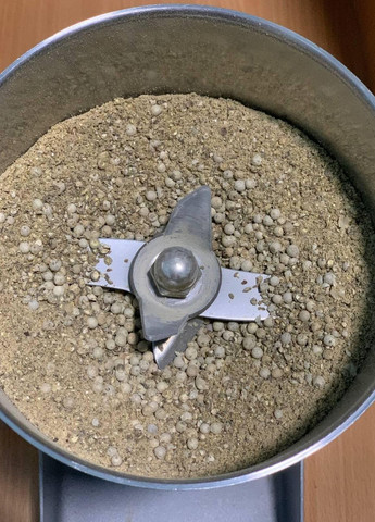 Перець білий свіжомелений з горошку у скляній банці 90 грам No Brand (271123841)