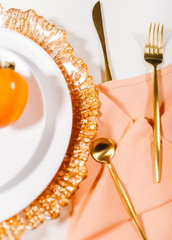 Тарілка підставна скляна Корал Ø 33см кругла з червоно-золотими краями для святкового столу REMY-DECOR (271416325)