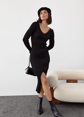 Черное силуэтное платье в рубчик с разрезом спереди Lurex