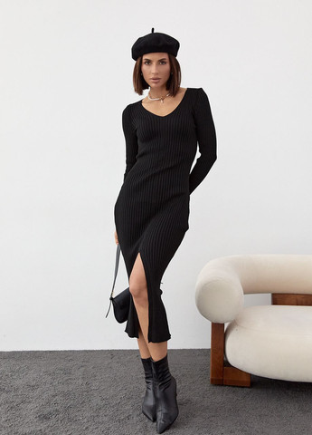 Черное силуэтное платье в рубчик с разрезом спереди Lurex