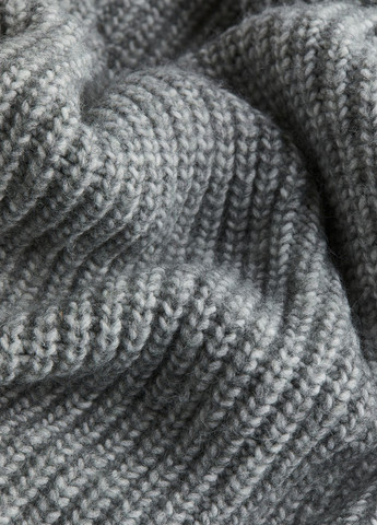Серый демисезонный свитер H&M