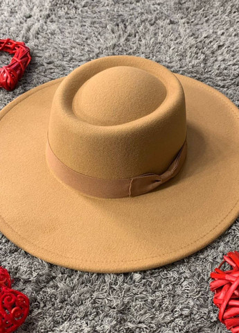 Шляпа гамблер унисекс с круглой тулией (поля 9,5 см) и бантом бежевая No Brand (271556733)