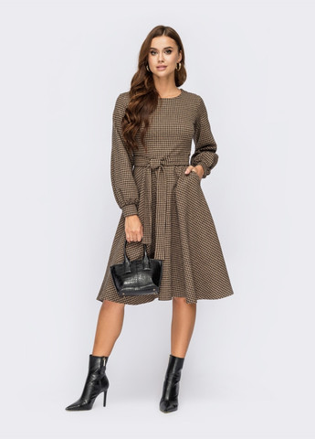 Бежевое бежевое платье в клетку с обьемными рукавами и юбкой клёш Dressa