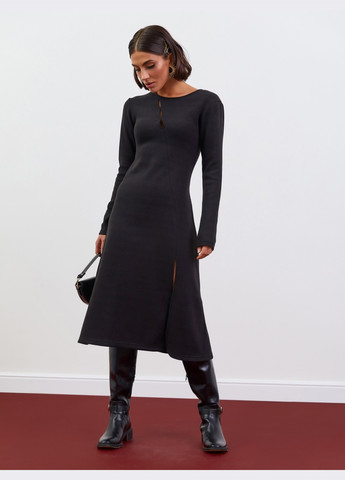 Черное тёплое платье с разрезом на полочке черное Dressa