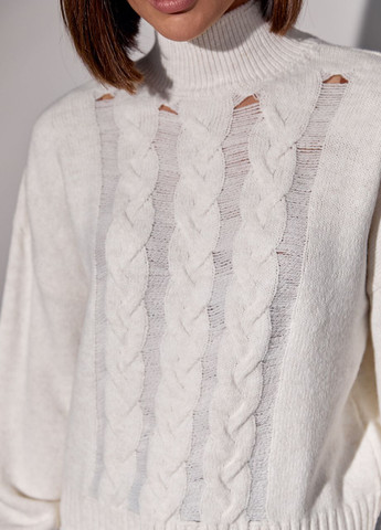 Молочний зимовий жіночий в'язаний светр з косами Lurex