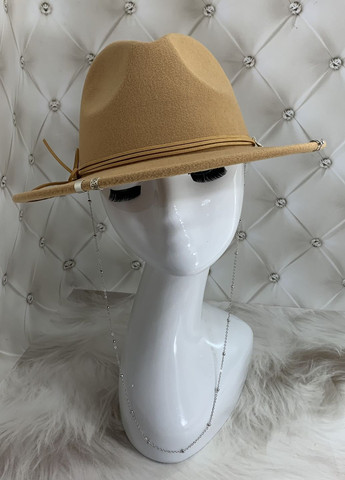 Шляпа Федора с тонкой цепочкой, пирсингом и шнуром по тулии бежевая No Brand (272821475)