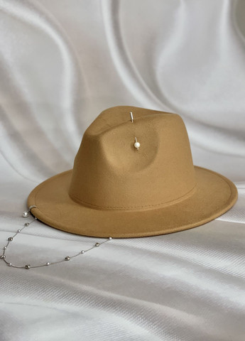 Шляпа Федора с жемчужным декором: цепочкой и пирсингом бежевая No Brand (272821430)