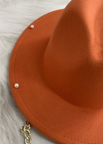 Шляпа Федора с цепочкой и пирсингом оранжевая с регулировкой размера No Brand (272821458)