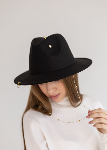 Шляпа Федора с жемчужным декором: цепочкой и пирсингом черная No Brand (272821441)