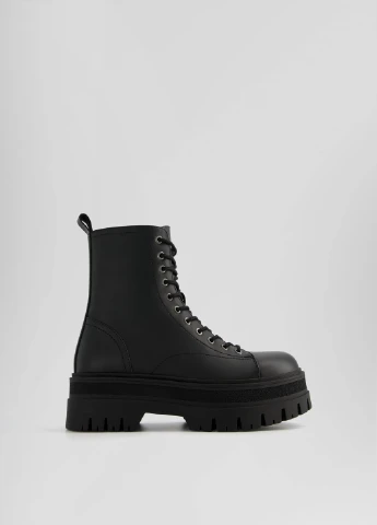 Черные осенние ботинки Bershka
