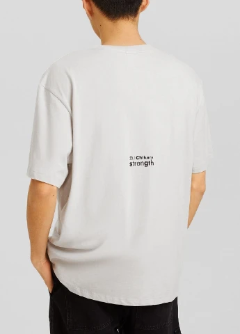 Светло-серая футболка Bershka