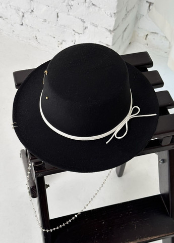 Шляпа канотье с декором: пирсингом, булавкой, шнуром по тулье и цепочкой с кристаллами No Brand (275394875)