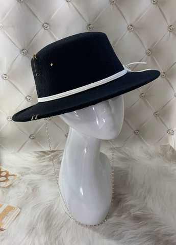 Шляпа канотье с декором: пирсингом, булавкой, шнуром по тулье и цепочкой с кристаллами No Brand (275394875)