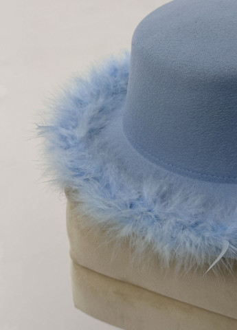 Шляпа канотье с устойчивыми полями (6 см) украшенная перьями No Brand (275394874)