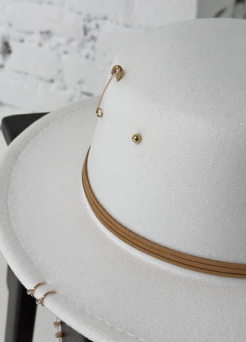Шляпа канотье с декором: пирсингом, булавкой, шнуром по тулье и цепочкой с кристаллами No Brand (275394882)