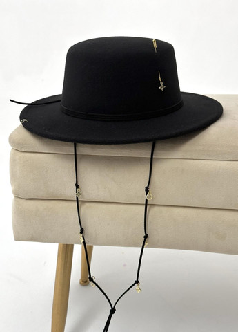 Шляпа канотье с декором: пирсингом, подвесками и шнуром по тулии No Brand (275394876)