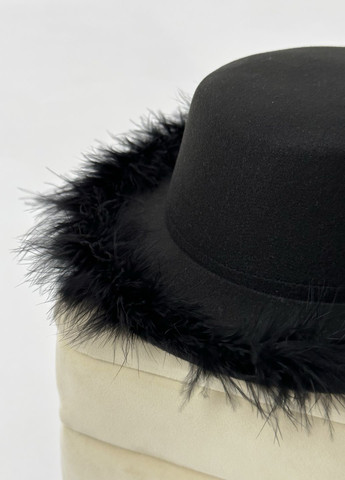 Шляпа канотье с устойчивыми полями (6 см) украшенная перьями No Brand (275394872)