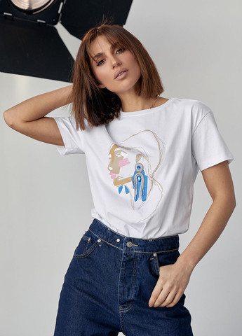 Белая летняя женская футболка украшена принтом девушки с сережкой Lurex