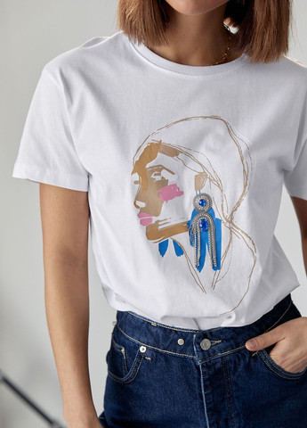 Белая летняя женская футболка украшена принтом девушки с сережкой Lurex