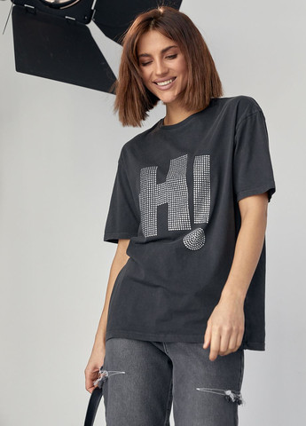 Темно-серая летняя трикотажная футболка с надписью hi из термостраз Lurex