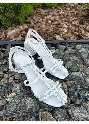 Белые кожаные женские босоножки на каблуке VZUTIK