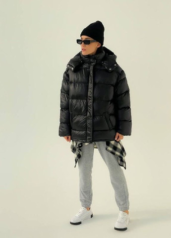 Чорна зимня жіноча куртка зимова коротка з капюшоном та поясом 2023 ZF inspire