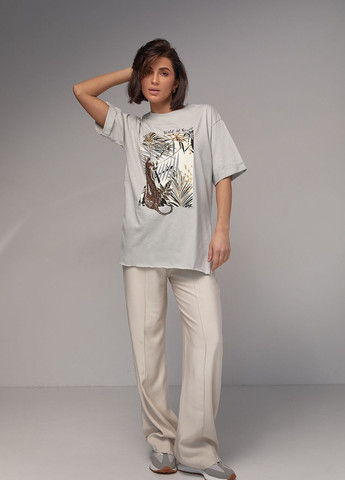 Серая летняя женская футболка с разрезами и ярким принтом Lurex