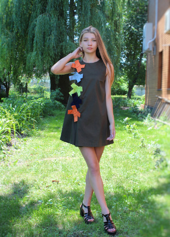 Оливковое (хаки) молодежное короткое платье без рукавов цвета хаки No Brand