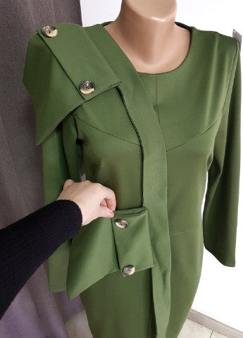 Зелена сукня зелене з накладними кишенями, на поясі Алеся