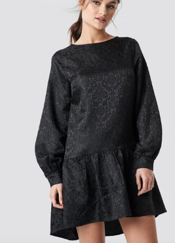 Чорна сукня чорна з великою рюшкою знизу NA-KD