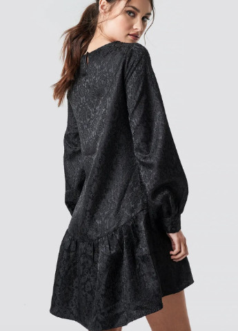 Чорна сукня чорна з великою рюшкою знизу NA-KD