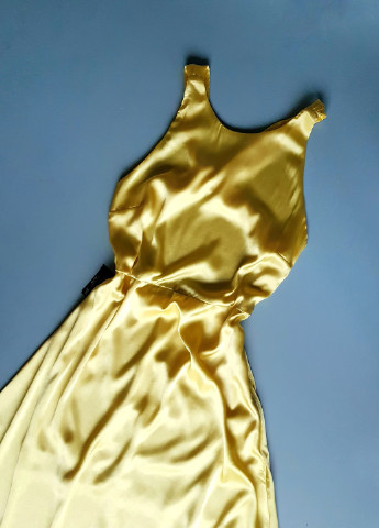Жовтий жовта атласна сукня з відкритою спинкою Nelly