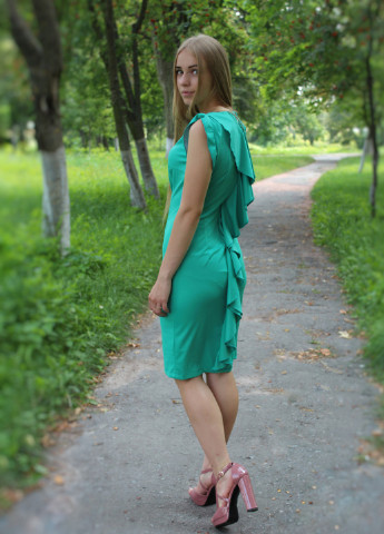 Зеленое оригинальное зеленое платье с шикарной спинкой Zean
