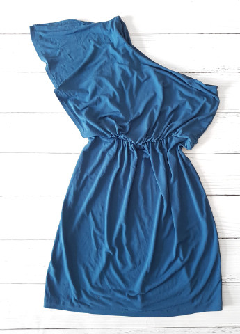 Синее платье с открытым плечем No Brand