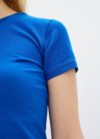 Синяя всесезон футболка однотонная приталеная с коротким рукавом Роза