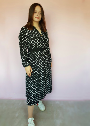 Черно-белое платье миди в геометричный принт Piena