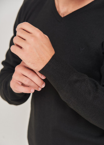 Чорний демісезонний светр Stendo