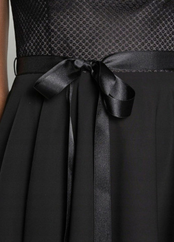 Чорна коктейльна сукня Swing однотонна
