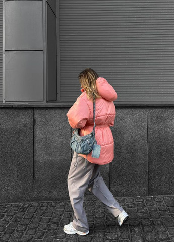 Рожева зимня куртка коротка, подовжена ззаду з великим капюшоном і ременем ZF inspire