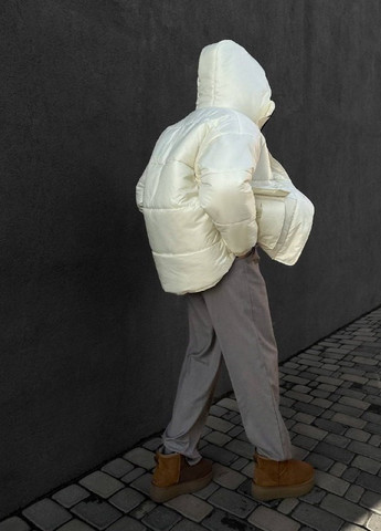 Біла зимня куртка коротка, подовжена ззаду з великим капюшоном і ременем ZF inspire