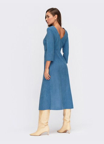 Голубое кэжуал замшевое платье с вырезом и юбкой-трапецией голубое Dressa