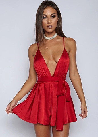 Эффектное атласное платье-шорты мини с глубоким декольте — красное No Brand (257347531)