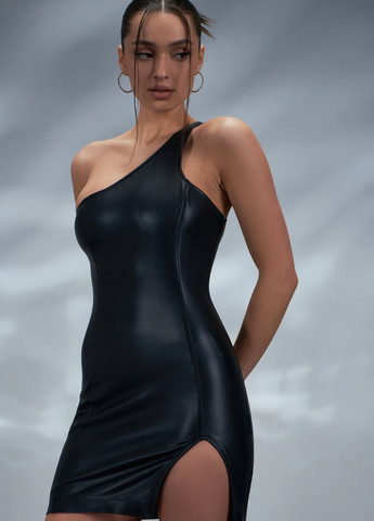 Черное коктейльное платье ассиметричного кроя с разрезом Gepur однотонное