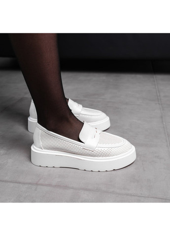 Белые женские классические туфли - фото
